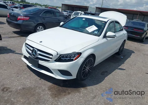 2021 Mercedes-Benz C 300 Sedan z USA, uszkodzony, nr VIN W1KWF8DB6MR632382